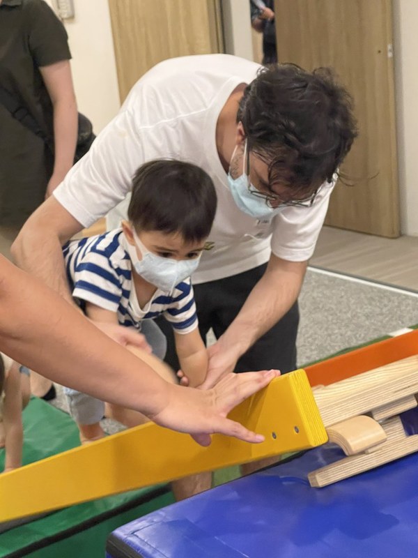 親子共同進行動作發展練習