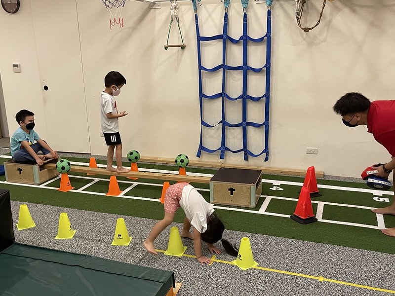 幼兒練習自我餵食與手眼協調